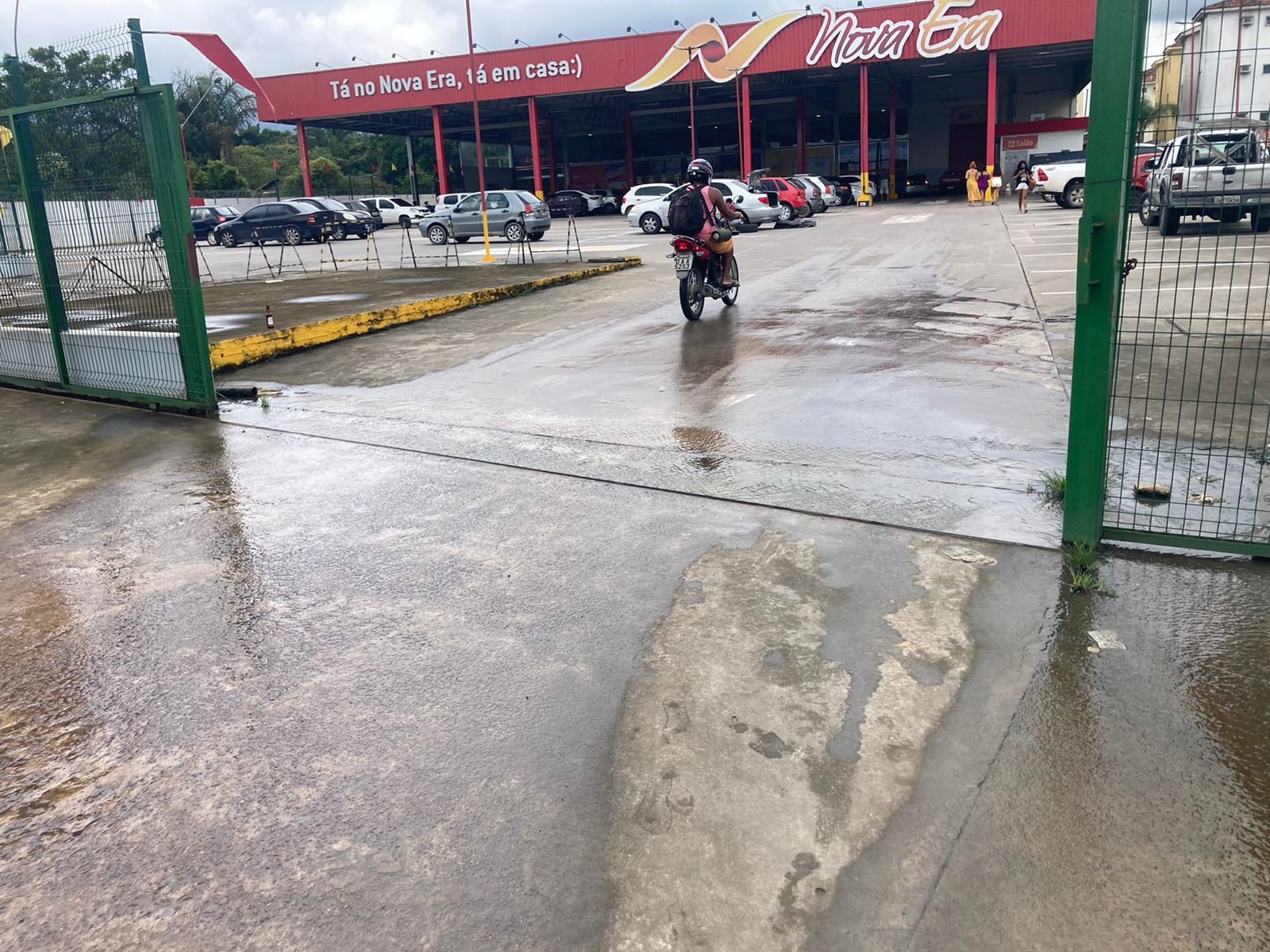 No momento, você está visualizando “Água” escorre do Nova Era diariamente, prejudica Condomínio, e destrói via pública