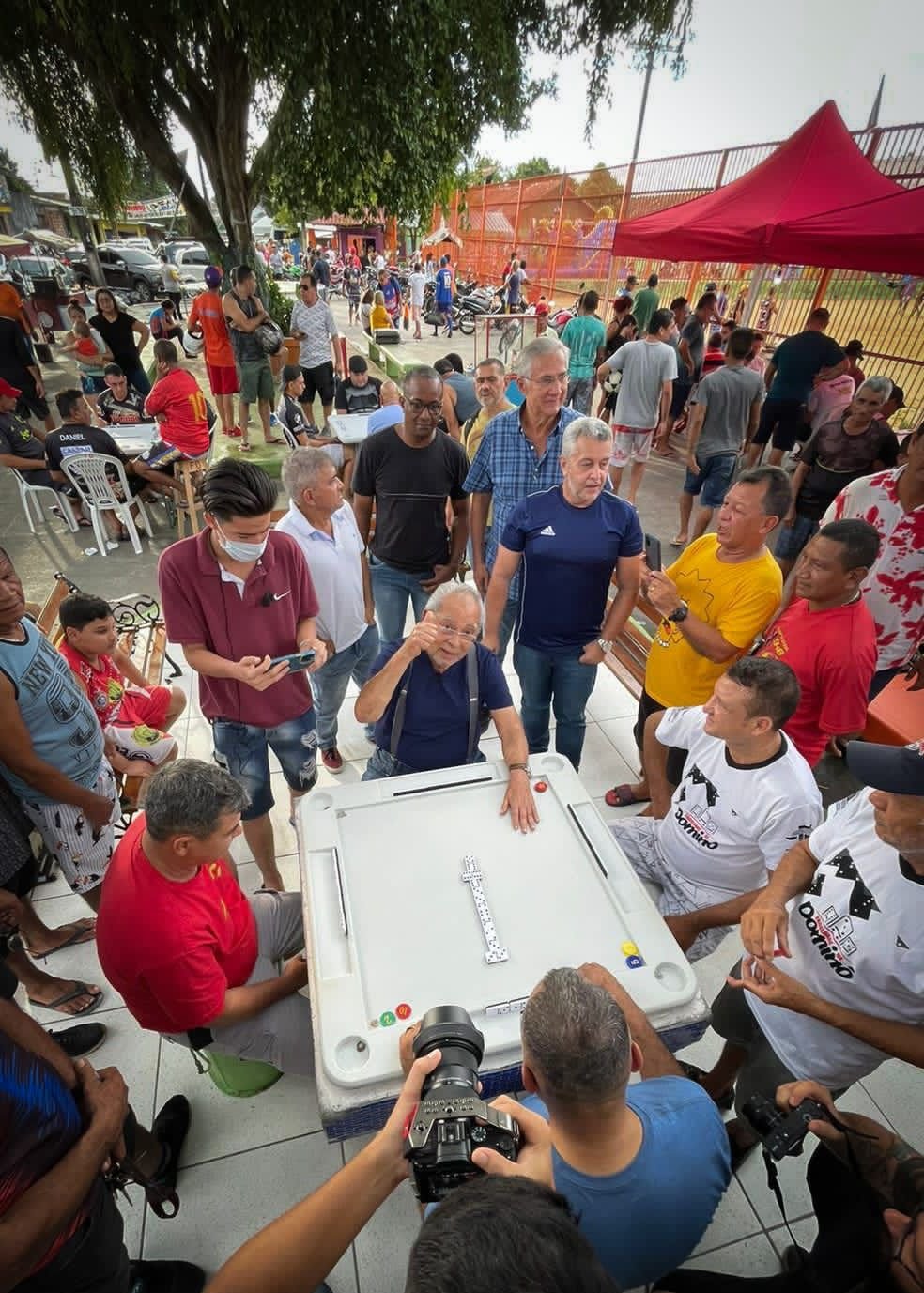 No momento, você está visualizando Amazonino aproveita o sábado jogando dominó na Zona Leste