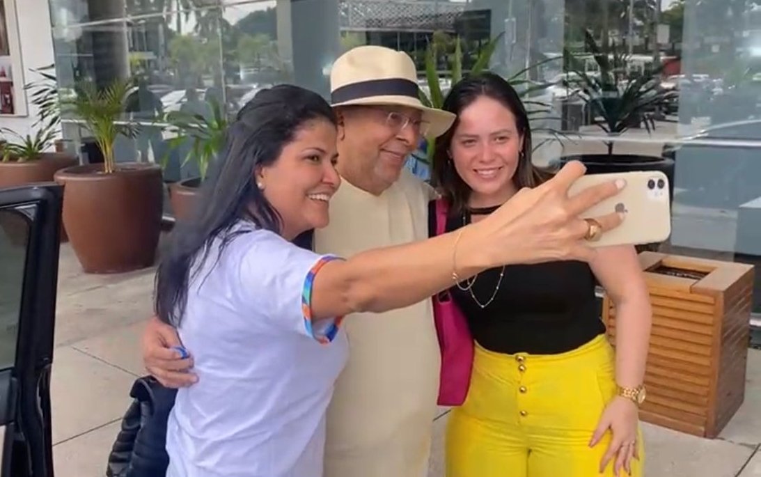 No momento, você está visualizando Amazonino passeia no shopping e recebe o carinho dos amazonenses