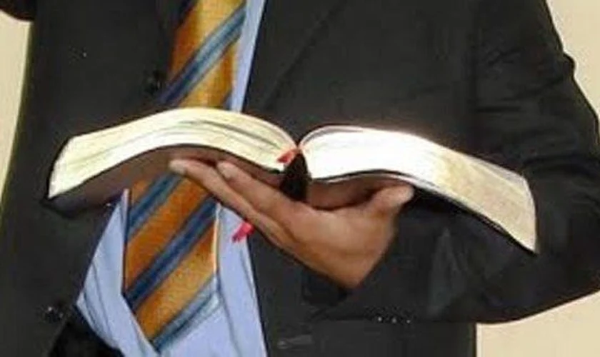 No momento, você está visualizando Pastor se passa por Deus e exige sexo com fiel ‘por salvação’