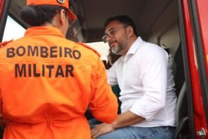 Leia mais sobre o artigo Governador Wilson Lima entrega drones que despejam água e viaturas de grande porte aos Bombeiros destinadas ao interior do Amazonas