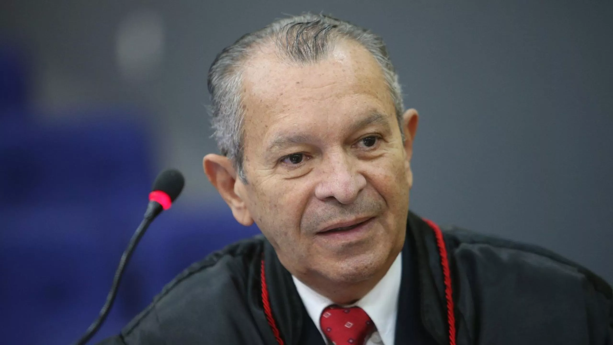 No momento, você está visualizando Desembargador aposentado condenado por estupro de neta se entrega em Manaus